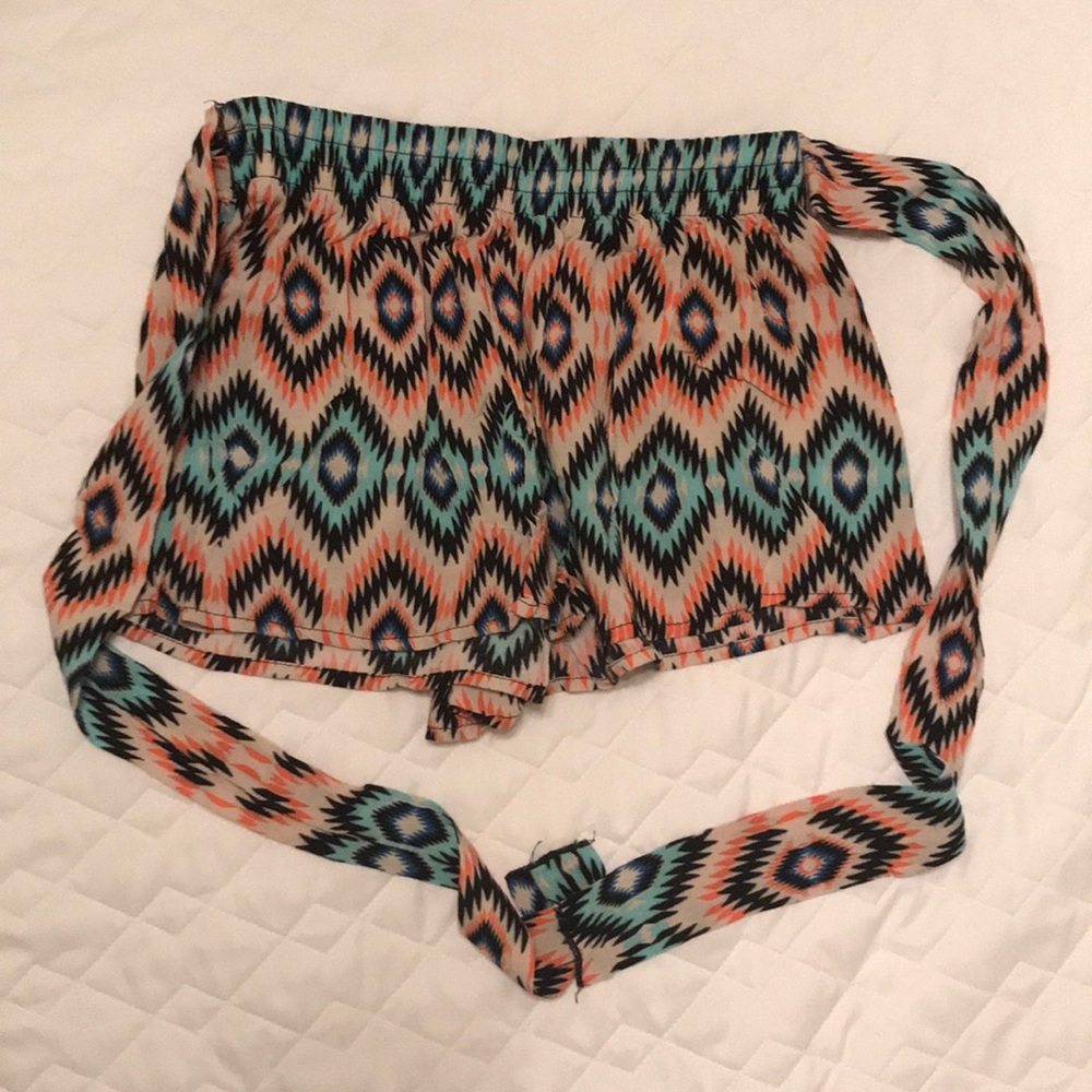 Patterned shorts with tie Size medium